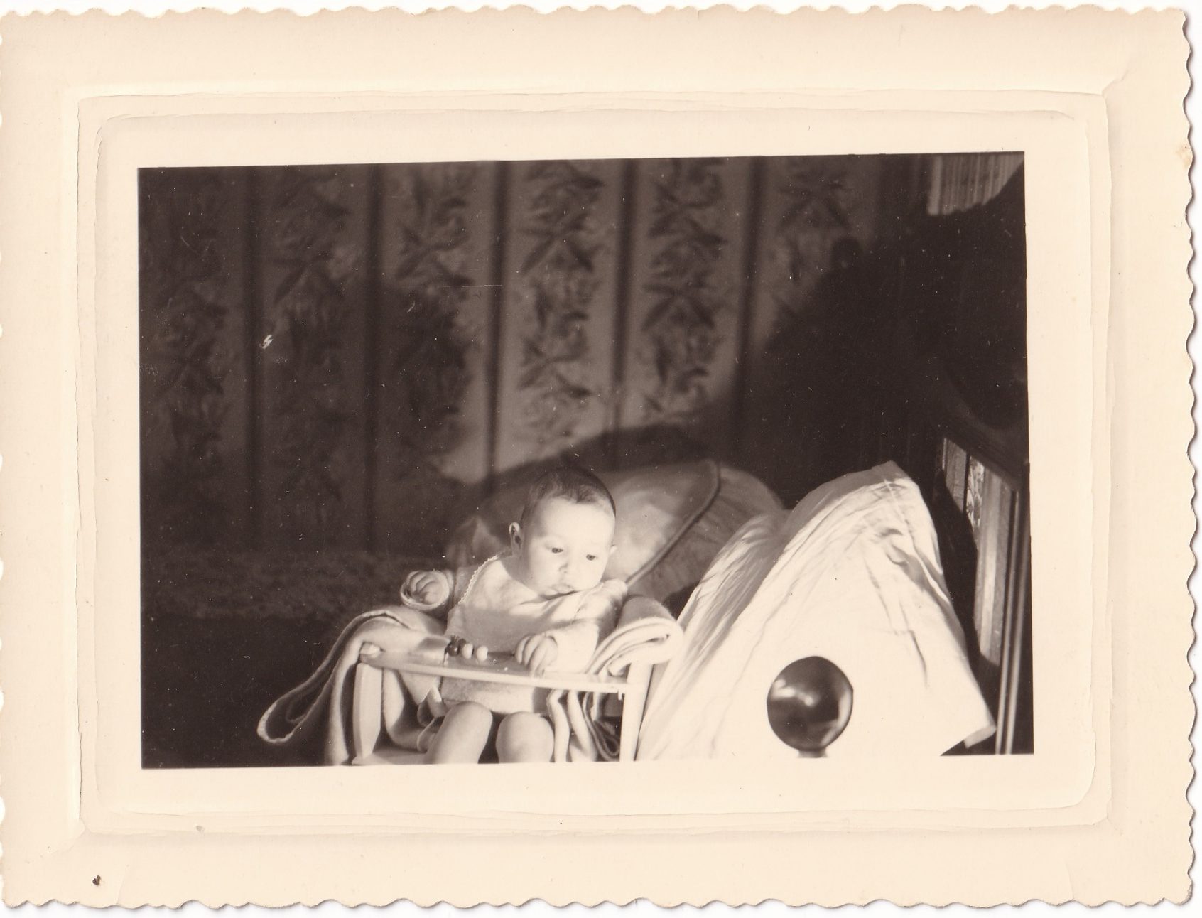 Bébé sur chaise à langer