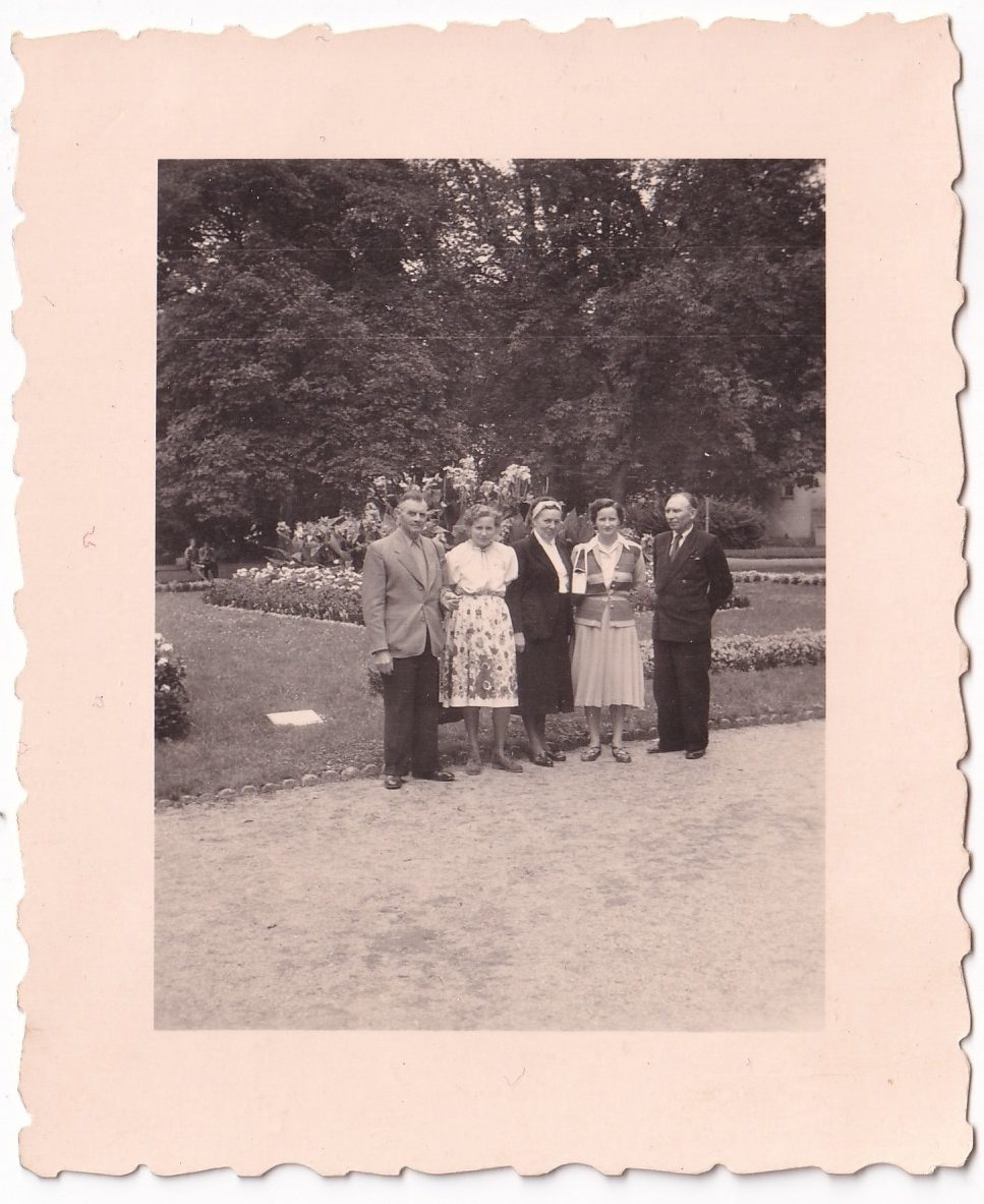 Photographie d’un groupe se promenant dans un parc