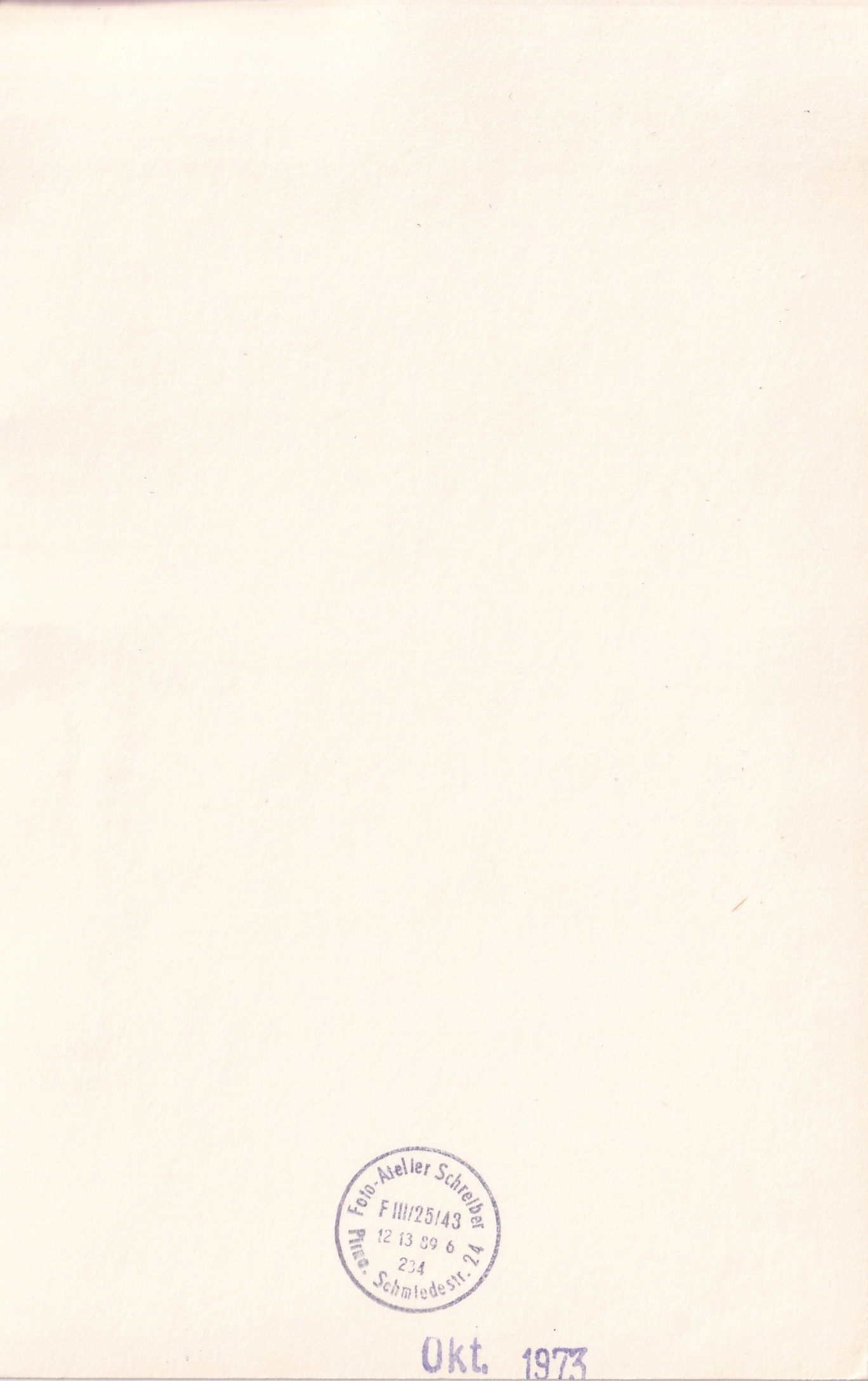 Bébé allemand aux yeux clairs en studio  Ateler Schrelber  verso format   rotated