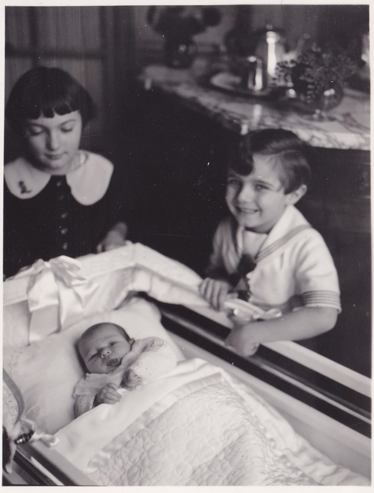 Deux enfants autour d’un bébé