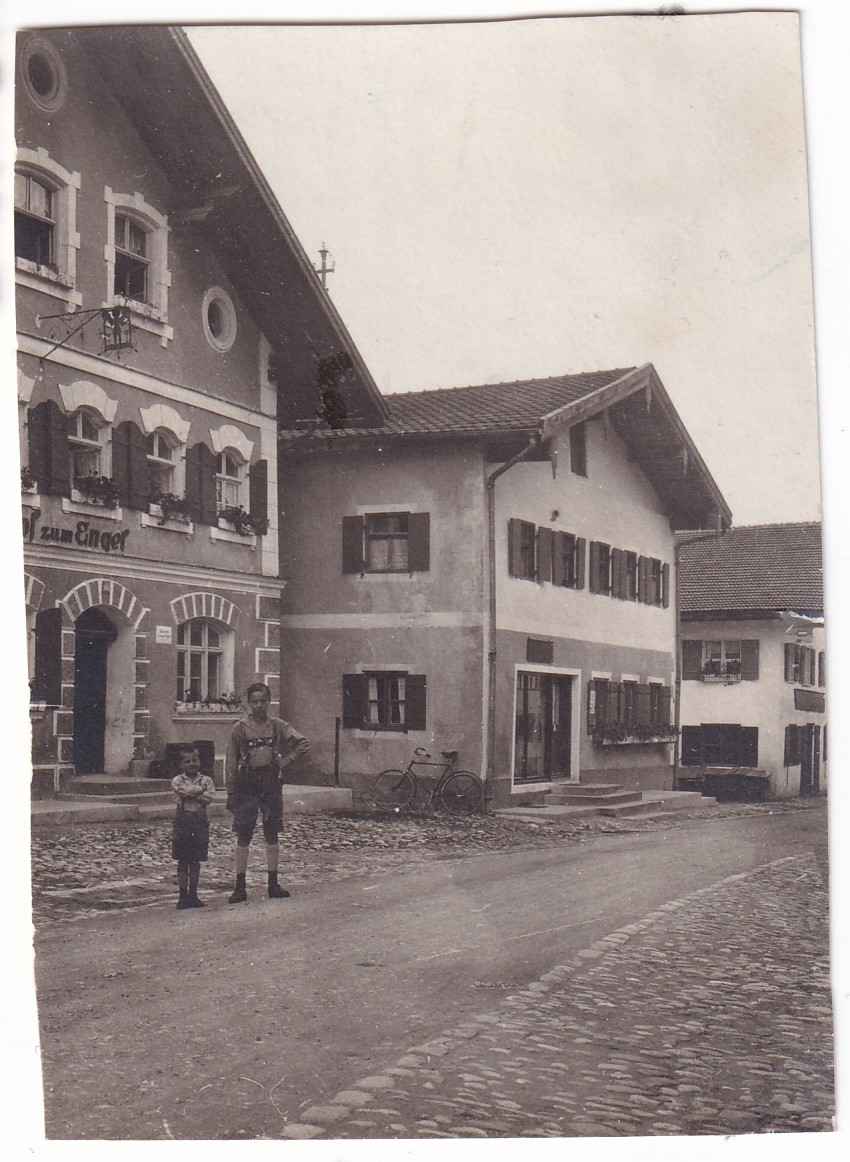 Deux enfants en ville