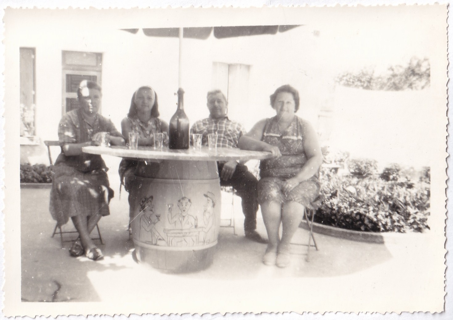 Photographie d’un groupe buvant l’apéro