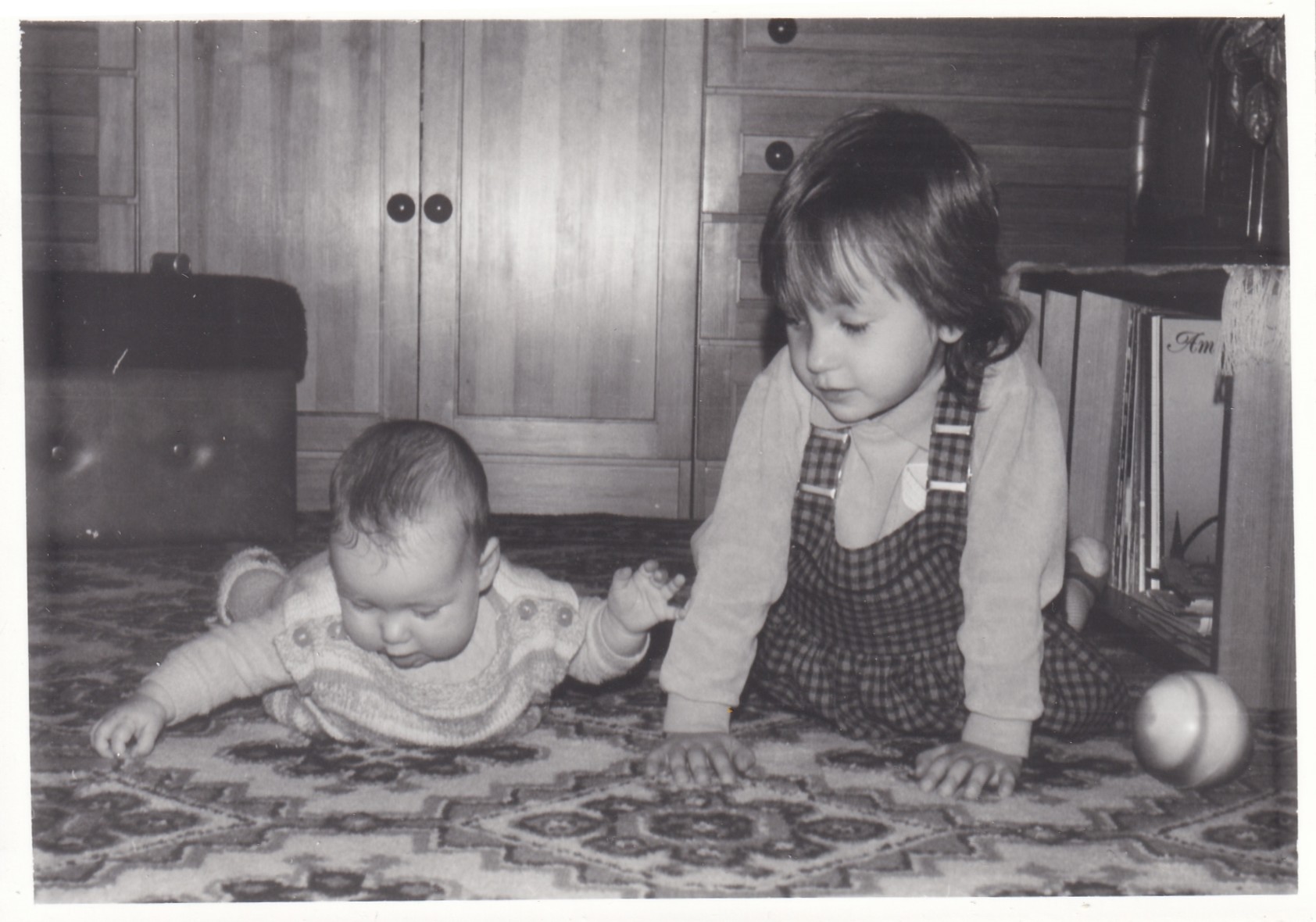 Une petite fille avec un bébé