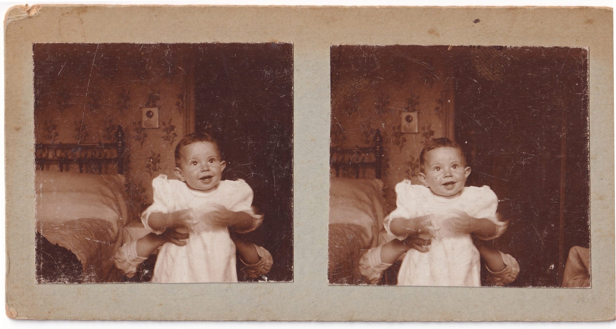 Deux photos d’un bébé