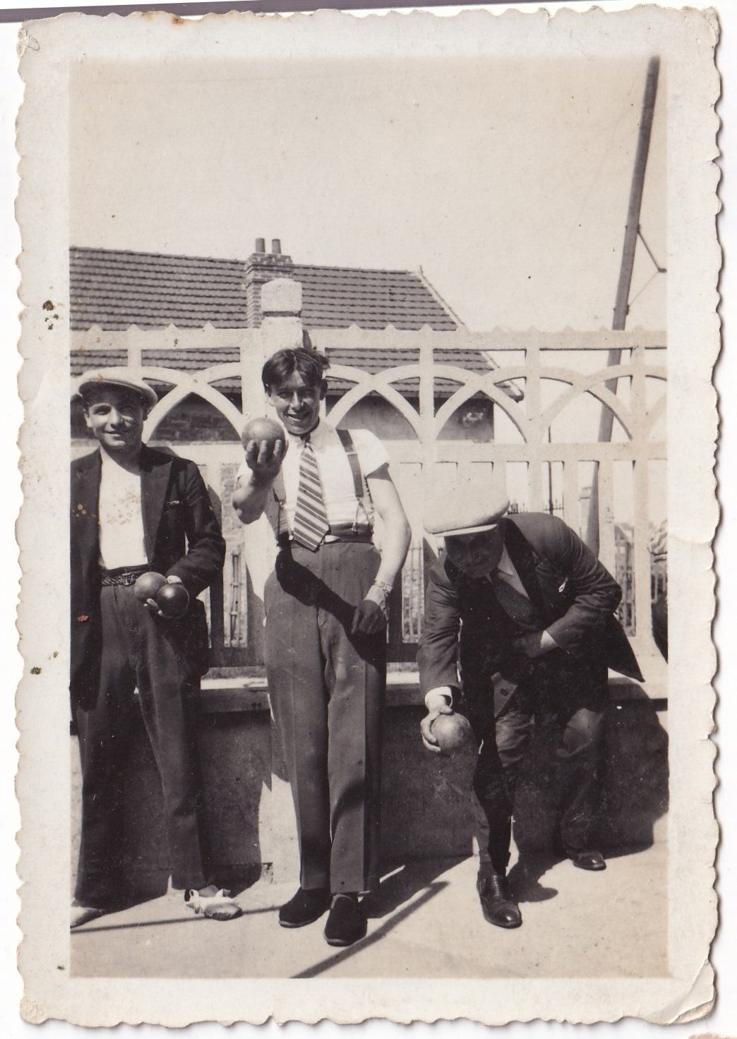 Hommes qui jouent à la pétanque