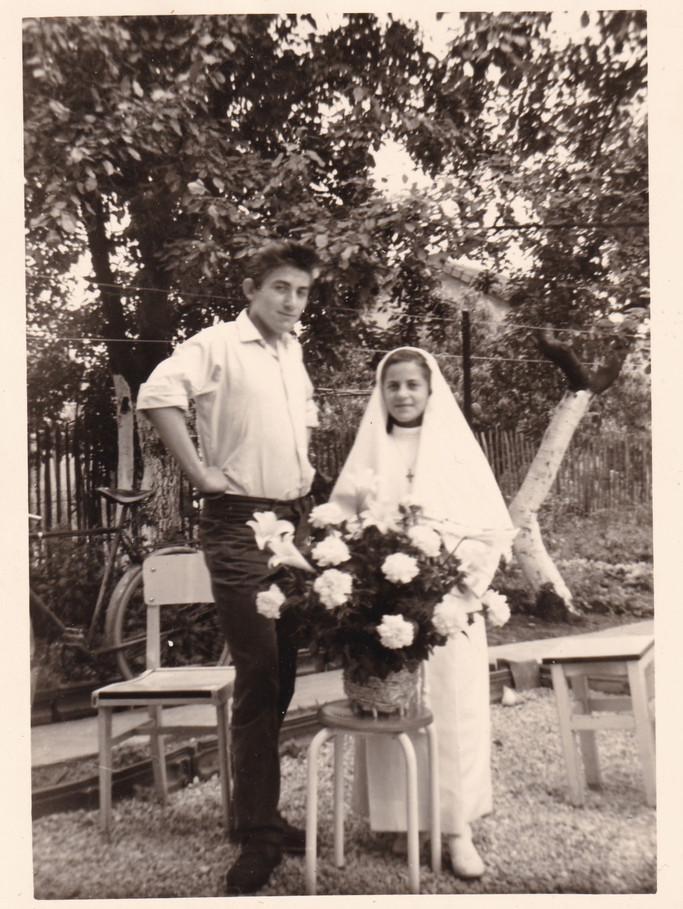 Deux photographies de la communion d’une jeune fille