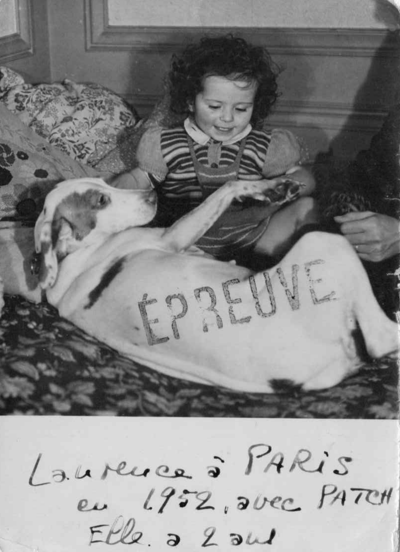 Laurence à Paris en 1952, avec Patch. Elle a 2 ans.