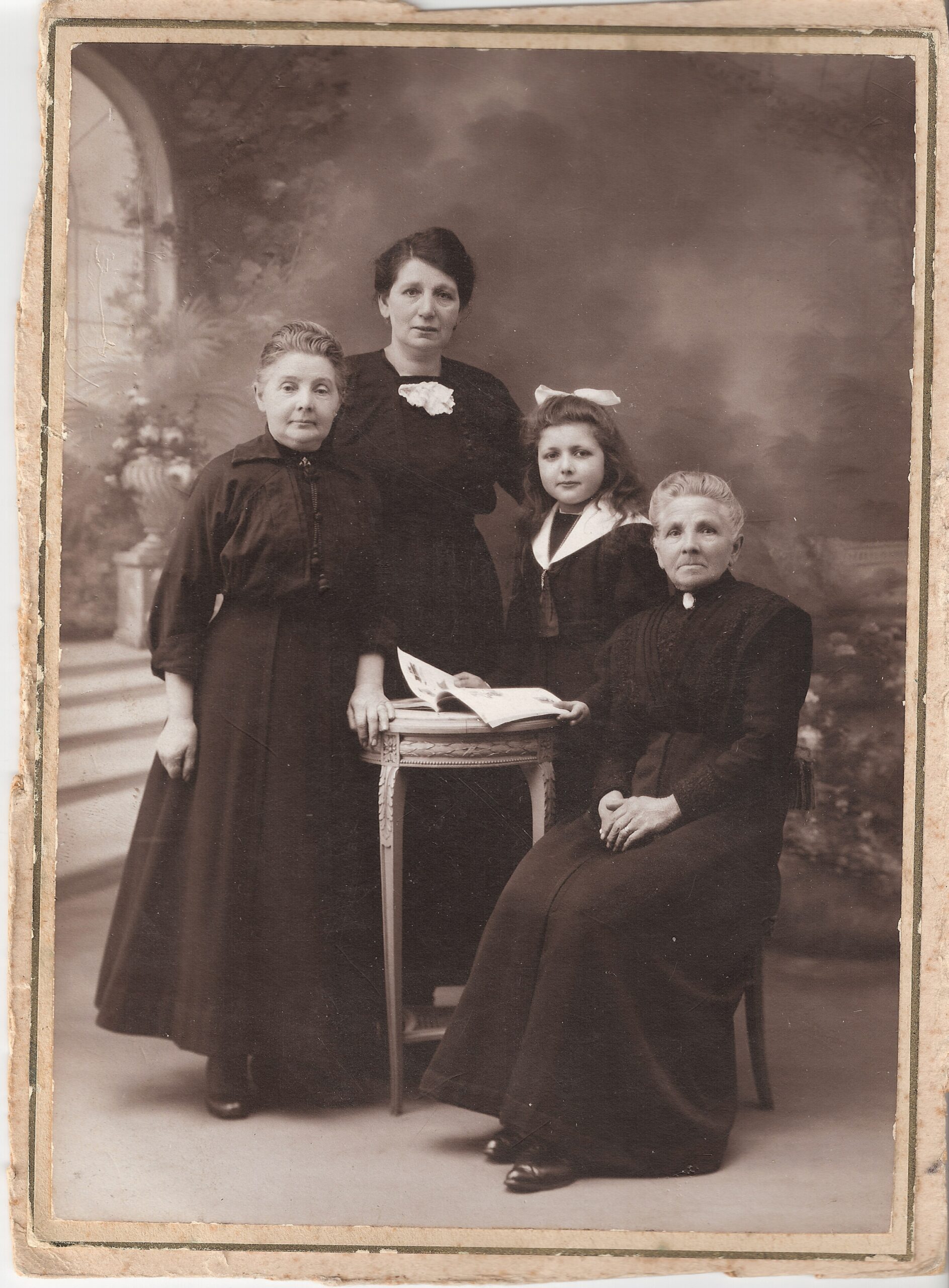 Photo « 4 générations » ou « 4 femmes », retrouvées dans une boite à photos à Taintignies, dans la région de Tournai (Belgique)
