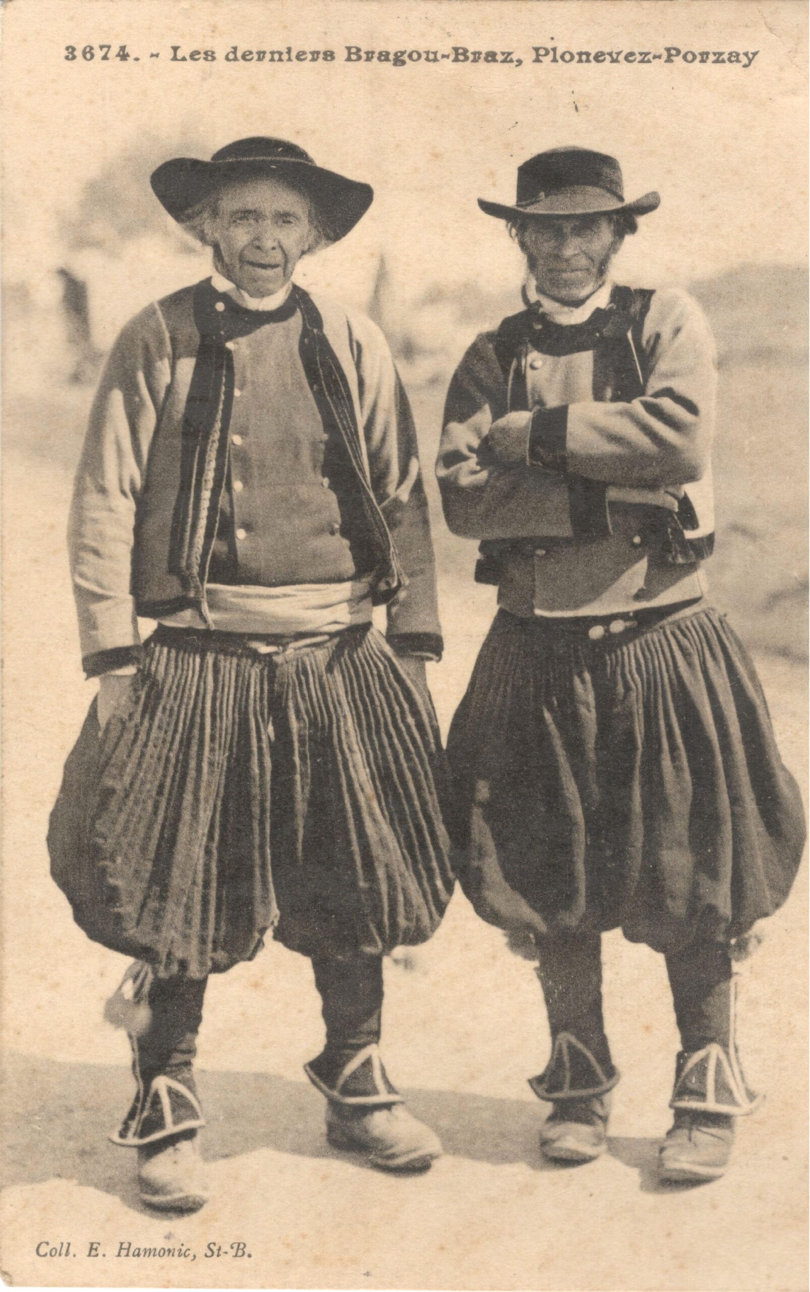 CP  » Les derniers Bragou-Braz, Plonévez-Porzay » dont Guillaume Pérennès (1831-1912) à gauche. Mais qui est l’homme aux bras croisés?